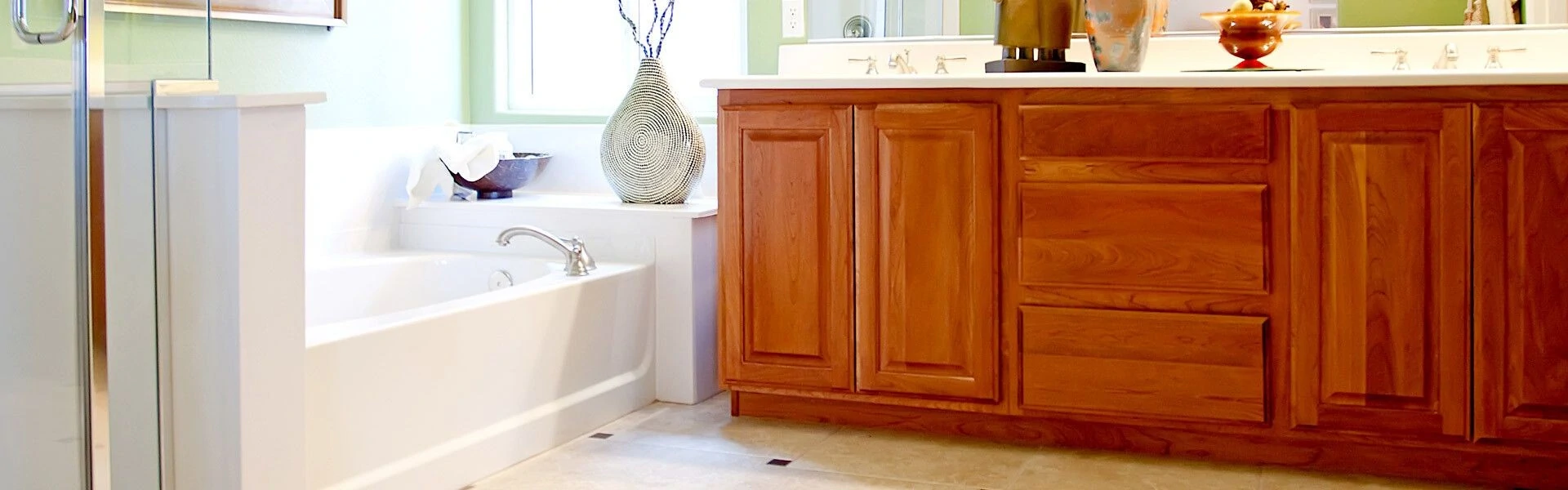 Modern bathroom featuring a white bathtub